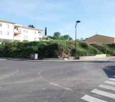 Voil&agrave; notre terrain vu de la route ! Sacr&eacute; mur de sout&egrave;nement qu'on va faire ^^ Et on voit le seul d&eacute;faut la r&eacute;sidence mais on se chargera de briser la vue plus tard ^^