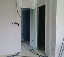 Salle de douche et chambre
