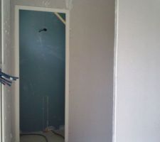 Wc au fond et placard à doite