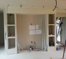 Niche &eacute;clairer qui viendra accueillir le bloc four frigo rangement