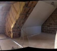 Panorama de l'&eacute;tage pendant la pose d'isolation et les placos (de droite &agrave; gauche): une chambre, la future salle de bain et le dressing (oeil de boeuf)