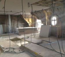 ETAGE - au 1er plan : palier  (de droite &agrave; gauche) chambre de notre fille, chambre parentale avec dressing (oeil de boeuf) et salle de bain