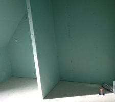 ETAGE - emplacement de la future douche &agrave; l'italienne (&agrave; droite) et lavabo/vasque (&agrave; gauche)