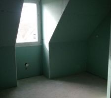 ETAGE : future salle de bain - lavabo/vasque (&agrave; droite de la fen&ecirc;tre) et baignoire (&agrave; gauche de la fen&ecirc;tre)