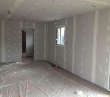 RDC : future cuisine avec le cellier - Exécution des bandes sur placo et isolant du sol posé pour la future installation du chauffage au sol