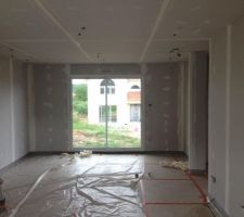 RDC : Salon/salle à manger - bande sur placo et isolant au sol