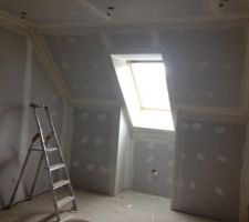 ETAGE : Chambre au dessus du garage - bandes sur placo