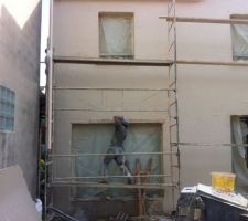 Crépi en cours sur façade avant