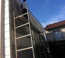 Crépi en cours sur le pignon
