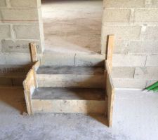 Escaliers menant du s&eacute;jour au garage.