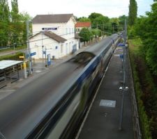 Le terrain est situ&eacute; juste derri&egrave;re les arbres, &agrave; gauche de la photo, &agrave; 50m de la gare Transilien de Mortcerf, &agrave; 40 min de la Gare de l'Est (Paris).