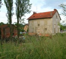 Le terrain est situ&eacute; devant le b&acirc;timent en briques rougs (&agrave; gauche de la photo) qui sera d&eacute;truit. La grosse maison en ruines &agrave; droite sera r&eacute;nov&eacute;e en 3 appartements de standing.