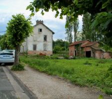 A droite de l'image se situe notre terrain de 12m de facade. La construction en briques rouges du fond sera d&eacute;molie.