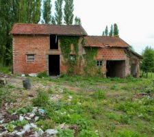Le b&acirc;timent &agrave; d&eacute;molir, qui est &agrave; cheval entre notre terrain et la parcelle du voisin.