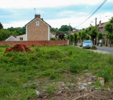Depuis la parcelle voisine, vue dans le sens descendant de la rue (la gare est derri&egrave;re l'appareil).