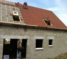 Pose des tuiles et velux côté jardin