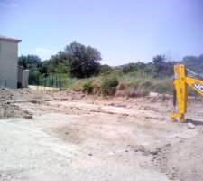 Je suis pass&eacute; sur le terrain car je ne travaillais pas ce jour et j'ai &eacute;t&eacute; surpris de la vitesse avec laquelle le tracto a avanc&eacute; en 3 heures de temps ,le gars m'expliquait que la terre &eacute;tait super tendre et sans un caillou,ce qui explique que le constructeur soit oblig&eacute; de faire une ceinture renforc&eacute;e pour les fondations: 
ceinture en 70cms de large avec deux &eacute;paisseurs de 20cm de b&eacute;ton de deux densit&eacute;s diff&eacute;rentes donc 40 cm ,puis agglos &agrave; bancher pour remonter jusqu'&agrave; la dalle et des renforts au centre pour les fondations.la roche est &agrave; 2m80 dessous donc pas le choix que de faire une maison solide mais mobile,comme la terrasse et le garage.
voila, apres je vous parlerais de mes plans et du reste de la maison qui sera dans un style contemporain .