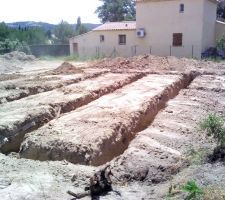 Le garage sur la droite et le reste partie maison