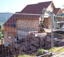 Gros oeuvres terminés. Raccordement de la maison au réseau d'eau et création d'un enrochement devant la maison(on a comblé les fossé). L'accès direct à la maison est maintenant possible.