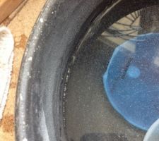 L'eau est super calcaire ... Notre adoucisseur est tombé en panne, on l'a vite vu sur les casseroles, éviers et autres. Une fois l'adoucisseur remis en route plus aucun souci de calcaire.