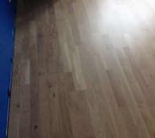Parquet chambre parentale termin&eacute; (il est plus clair que sur la photo en vrai)