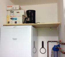 On pose doucement mais surement des rangements un peu partout. Ici au dessus de l'adoucisseur et du cong&eacute;lateur du cellier