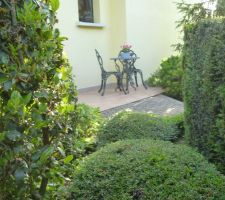 Vue sur la terrasse de la porte d'entrée avec la table tête à tête