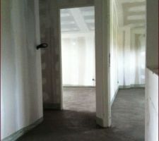 Chape de l &eacute;tage termin&eacute;e
Photo depuis l escalier
Il ne reste plus qu a s&eacute;cher :)