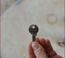 Le constructeur nous à laissé un exemplaire de la clef de la porte d'entrée...