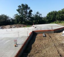 Dalle coulée : au loin le garage