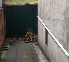 Du petit bois qui ne servira pas malgré trois petites cheminées.