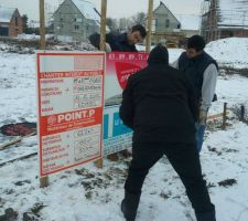 Premier jour de chantier, marquage des limites de la future maison et installation du panneau de permis de construire...