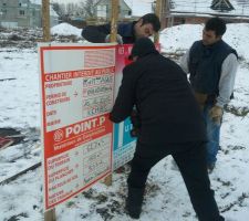 Premier jour de chantier, marquage des limites de la future maison et installation du panneau de permis de construire...