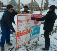 Premier jour de chantier, marquage des limites de la future maison et installation du panneau de permis de construire...