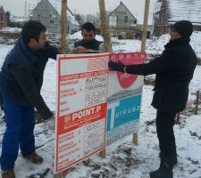 Premier jour de chantier, marquage des limites de la future maison et installation du panneau de permis de construire...