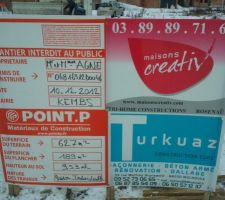 Premier jour de chantier, marquage des limites de la future maison et installation du panneau de permis de construire...