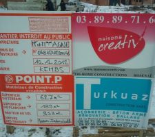 Premier jour de chantier, marquage des limites de la future maison et installation du panneau de permis de construire...