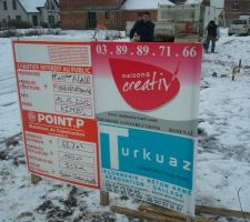 Premier jour de chantier, marquage des limites de la future maison et installation du panneau de permis de construire...