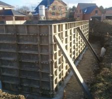 Mise en place du coffrage pour les murs du sous-sol...