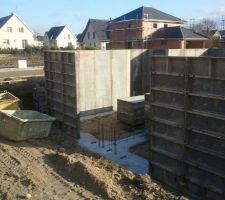 Mise en place du coffrage pour les murs du sous-sol...