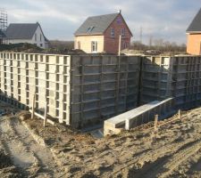 Mise en place du coffrage pour les murs du sous-sol...