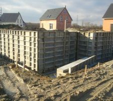 Mise en place du coffrage pour les murs du sous-sol...