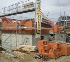 Pose des parpaing, du rez de chauss&eacute;e, premier jour...