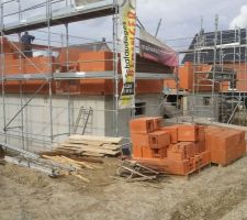 Pose des parpaing, du rez de chauss&eacute;e, premier jour...