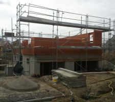 Pose des parpaing, du rez de chauss&eacute;e, premier jour...