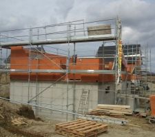 Pose des parpaing, du rez de chauss&eacute;e, premier jour...