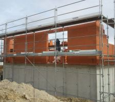 Pose des parpaing, du rez de chauss&eacute;e, premier jour...