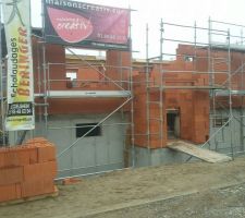 Murs du rez de chauss&eacute;e achev&eacute;s...