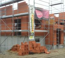 Rehausse &eacute;chafaudage pour attaquer les murs de l'&eacute;tage...