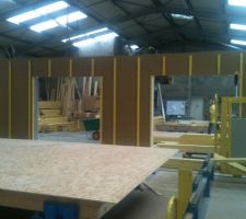 Pr&eacute;paration des murs de la maison, directement de l'atelier d'habitat bois cr&eacute;ation, vous pouvez voir la fa&ccedil;ade sud de la maison. On peut y voir les emplacements des futures baies vitr&eacute;es.